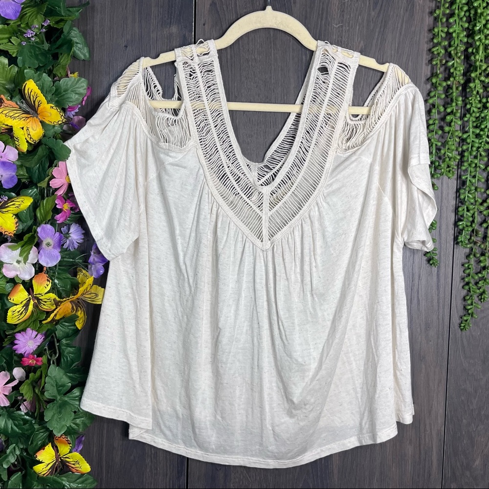 .🌼3/$30🌼Urban Day Cut Out Shoulder Short Sleeved Top Size Medium